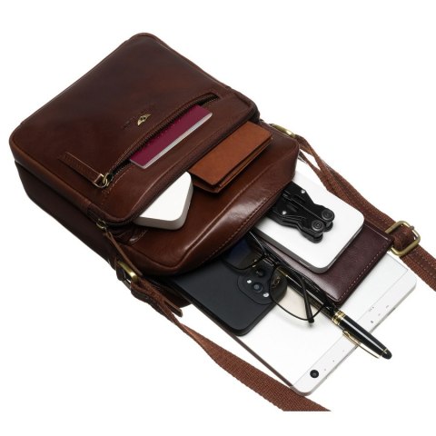 Miejska torba męska ze skóry naturalnej w brązowym kolorze, zawieszona na regulowanym pasku - Peterson