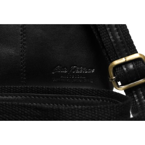 Mała, czarna, skórzana listonoszka męska zamykana suwakiem - Peterson