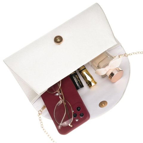 Biała kopertówka damska wykonana z tkaniny syntetycznej zawieszona na łańcuszku - Rovicky