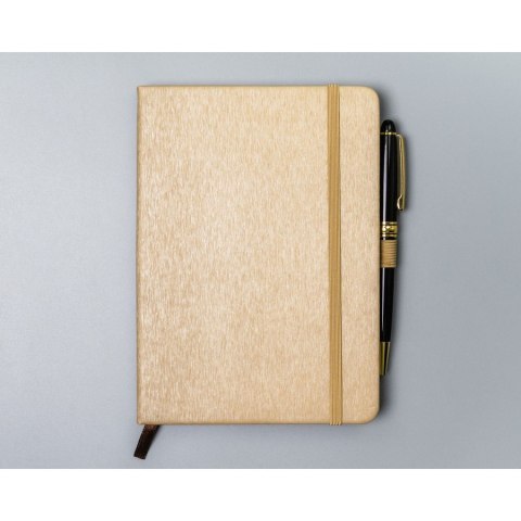 Beżowy notes w formacie B6 zadrukowany w kropki, wyposażony w gumkę zamykającą - Peterson