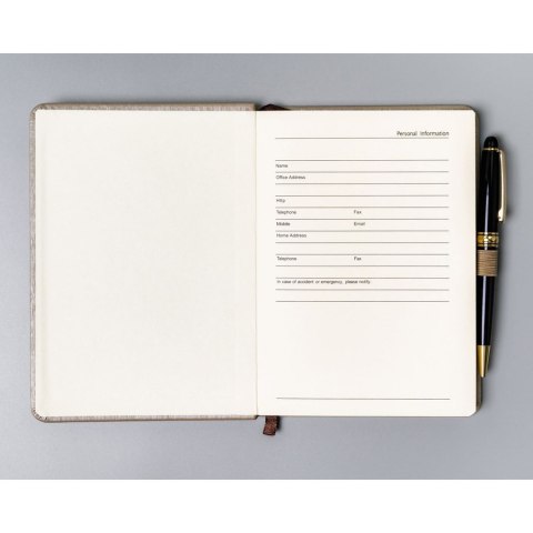 Beżowy notes w formacie B6 zadrukowany w kropki, wyposażony w gumkę zamykającą - Peterson