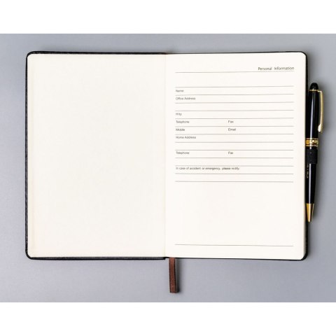 Czarny notes w formacie A5 zadrukowany w kropki, wyposażony w gumkę zamykającą - Peterson