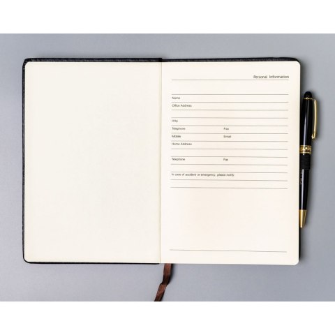 Czarny notes w formacie A5 zadrukowany w linie - Peterson