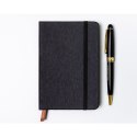Czarny notes w formacie A6 zadrukowany w kropki, wyposażony w gumkę zamykającą - Peterson