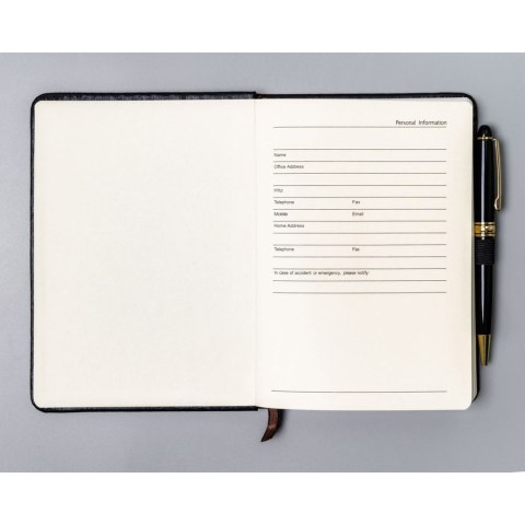 Czarny notes w formacie B6 zadrukowany w kropki, wyposażony w gumkę zamykającą - Peterson