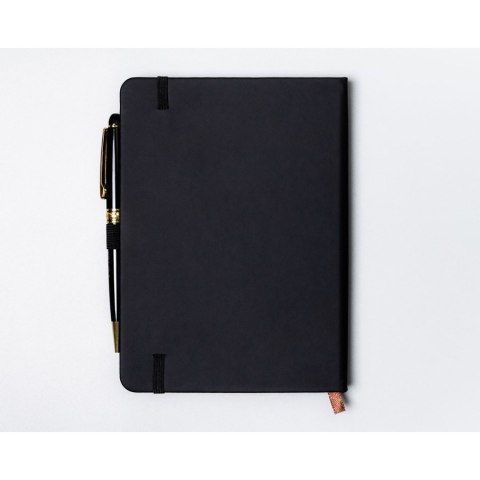 Czarny notes w formacie B6 zadrukowany w linie, wyposażony w pętelkę na długopis - Peterson