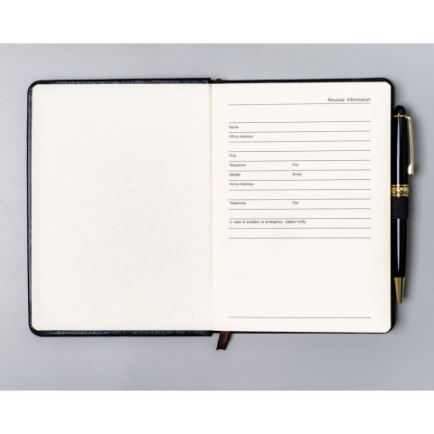 Czarny notes w formacie B6 zadrukowany w linie, wyposażony w pętelkę na długopis - Peterson