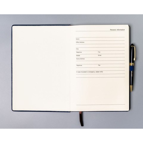 Granatowy notes w formacie B5 z gumką zamykającą, zadrukowany w linie - Peterson