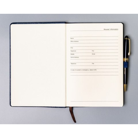 Notes w formacie A5 w granatowym kolorze, wyposażony w gumkę zamykającą - Peterson