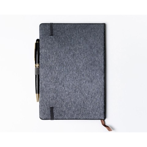 Notes w formacie A5 w szarym kolorze, wyposażony w gumkę zamykającą - Peterson