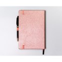 Różowy notes w formacie A5 zadrukowany w kropki, wyposażony w gumkę zamykającą - Peterson