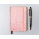 Różowy notes w formacie A6 zadrukowany w kropki, wyposażony w gumkę zamykającą - Peterson