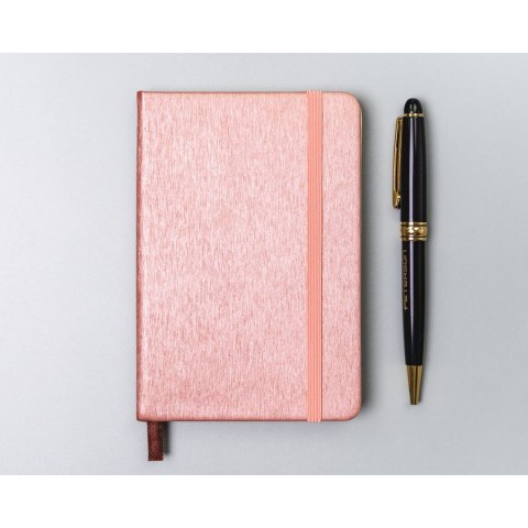 Różowy notes w formacie A6 zadrukowany w kropki, wyposażony w gumkę zamykającą - Peterson