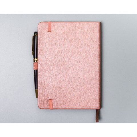 Różowy notes w formacie B6 zadrukowany w kropki, wyposażony w gumkę zamykającą - Peterson