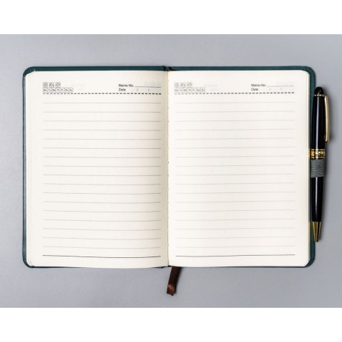 Zielony notes w formacie B6 zadrukowany w linie, wyposażony w pętelkę na długopis - Peterson