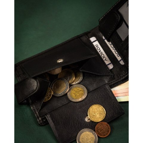 Duży, skórzany portfel męski w czarnym kolorze wyposażony w system RFID, zamykany zatrzaskiem - Rovicky