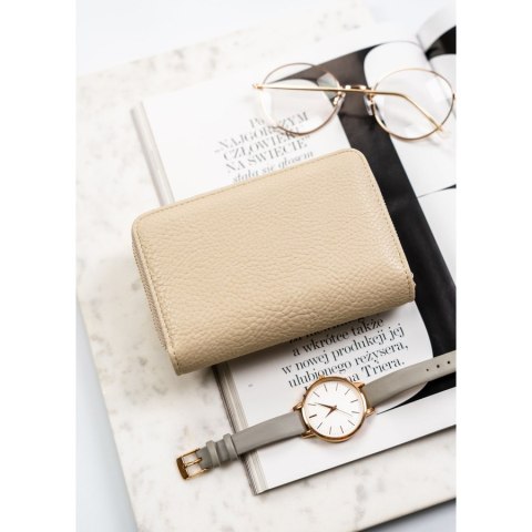 Beżowy portfel damski wykonany ze skóry ekologicznej o groszkowej fakturze, zamykany zatrzaskiem - Peterson