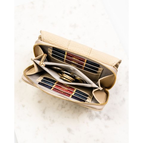 Beżowy portfel damski wykonany ze skóry ekologicznej o groszkowej fakturze, zamykany zatrzaskiem - Peterson