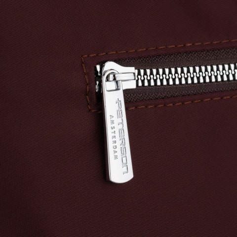 Bordowa listonoszka damska z poliestru i skóry ekologicznej zamykana suwakiem - Peterson