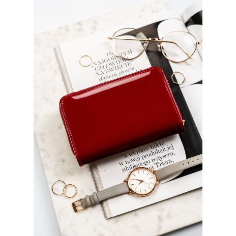 Bordowy, poziomy portfel damski wykonany z lakierowanej skóry ekologicznej - Peterson