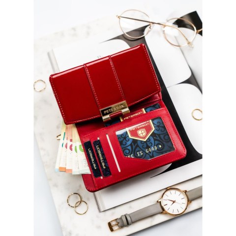 Bordowy, poziomy portfel damski wykonany z lakierowanej skóry ekologicznej - Peterson