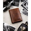 Pionowy, skórzany portfel męski w brązowym kolorze bez zapięcia zewnętrznego - Peterson