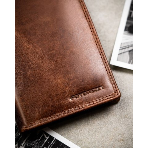 Pionowy, skórzany portfel męski w brązowym kolorze bez zapięcia zewnętrznego - Peterson